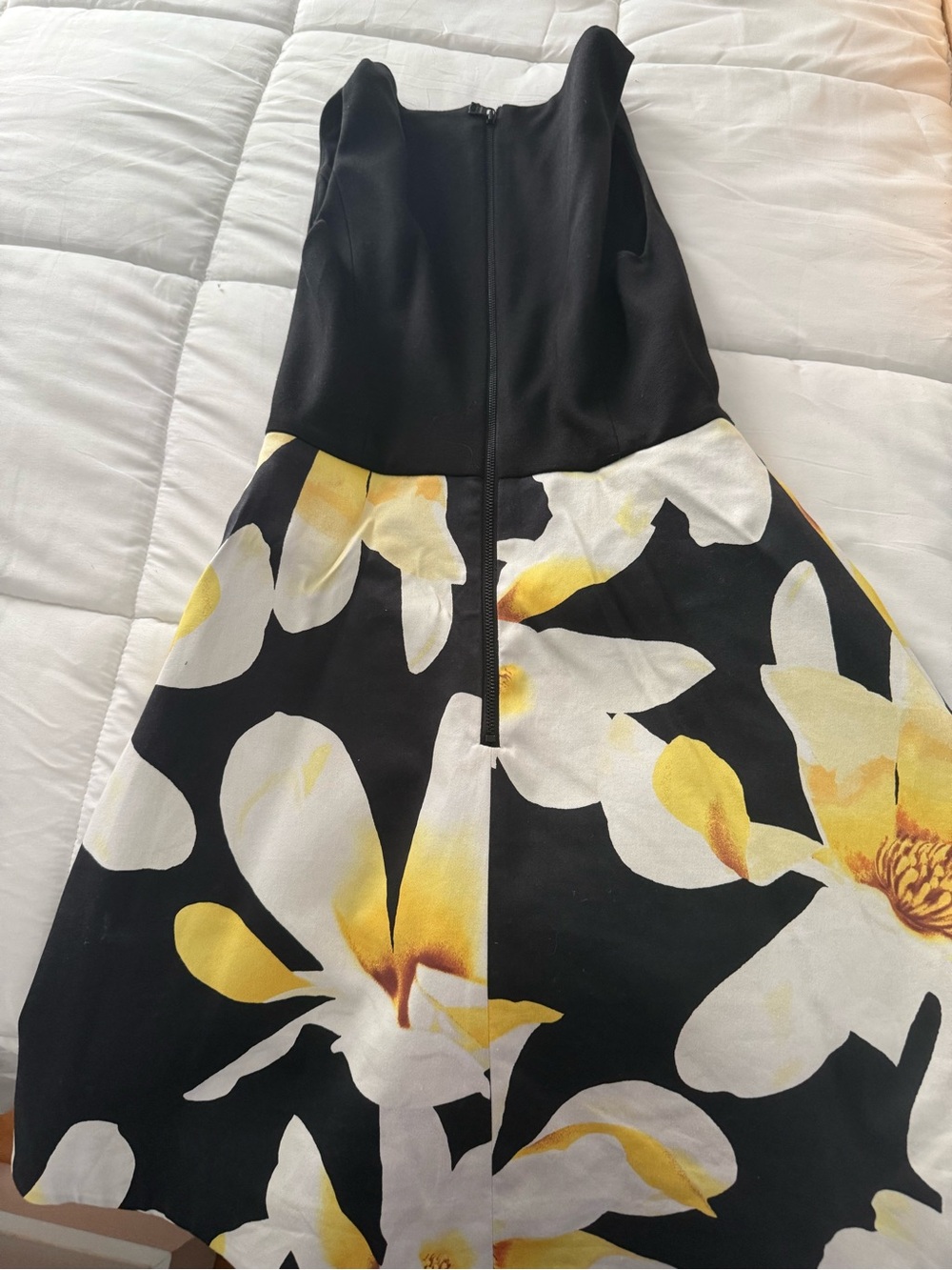 Alice + Olivia Kourtney Sleeveless Fit + Flare
Pleated Floral Skirt Mini size 0 - Picture 3 of 5
